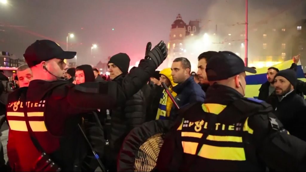 Η UEFA καταδικάζει τα επεισόδια στο Άμστερνταμ και μελετά πιθανές ενέργειες