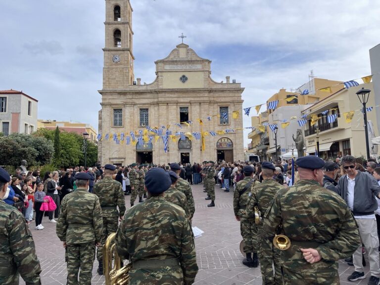 Τα Χανιά γιορτάζουν την πολιούχο τους – Λιτανεία της εικόνας της Παναγίας στα στενά της πόλης