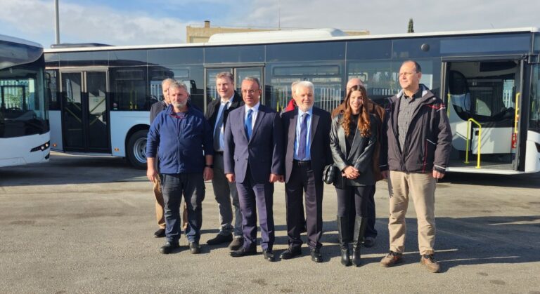 Καταφθάνουν στη Θεσσαλονίκη τα νέα λεωφορεία του ΟΑΣΘ- Τα επιθεώρησε στο αμαξοστάσιο ο Χρ.Σταϊκούρας