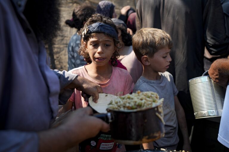 Γάζα: Η απελπισία μιας μητέρας με επτά παιδιά – «Μόνο ο θάνατος μπορεί να βάλει τέλος στα βάσανά μας»