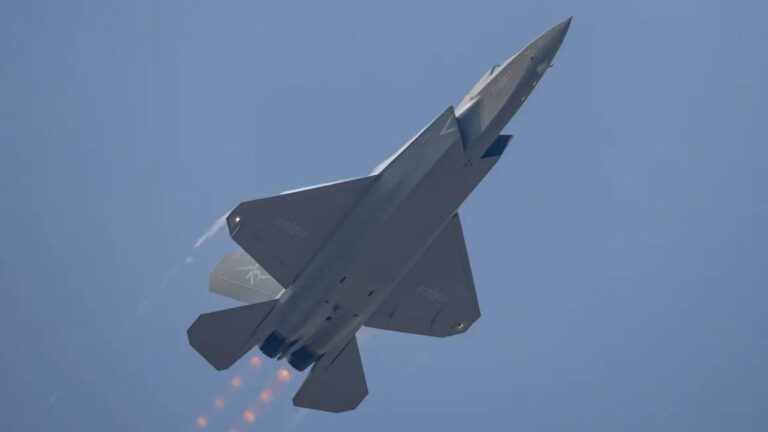 Η Κίνα παρουσίασε μαχητικά stealth και όπλα υψηλής τεχνολογίας στη μεγαλύτερη αεροπορική της επίδειξη