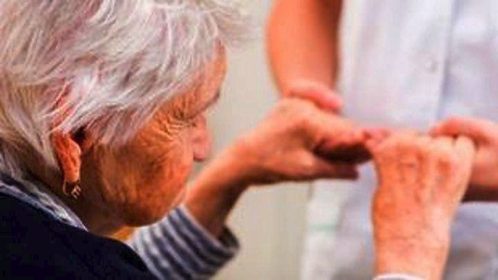 Θρασύτατη ληστεία στο κέντρο του Πύργου έστειλε 70χρονη στο Νοσοκομείο