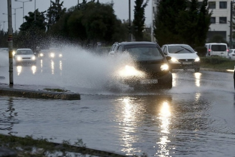 Πλημμύρισαν δρόμοι στην Ηλεία – Σε λίμνη μετατράπηκαν οι καλλιέργειες (video)