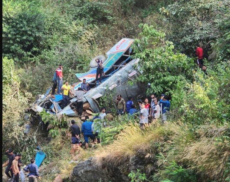 Iνδία: Τραγωδία μετά από πτώση λεωφορείου σε φαράγγι – Στους 36 έφτασε ο αριθμός των θυμάτων