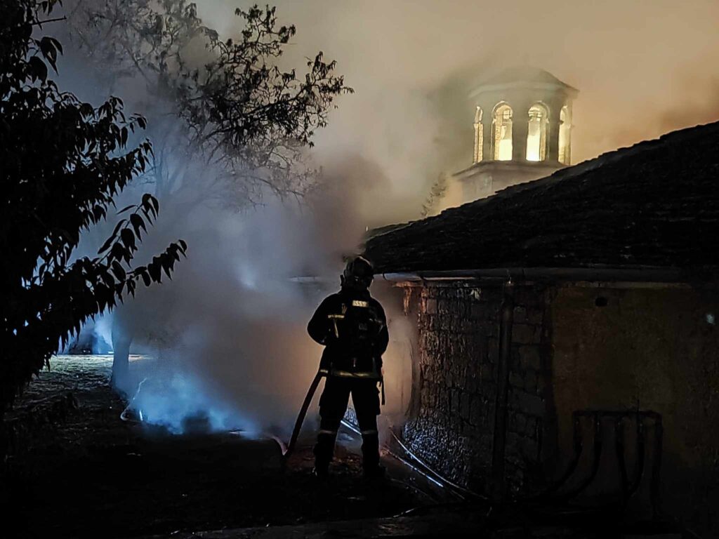 Μεγάλες ζημιές από τη φωτιά στη Μητρόπολη Ιωαννίνων – Έρανος για την αποκατάσταση