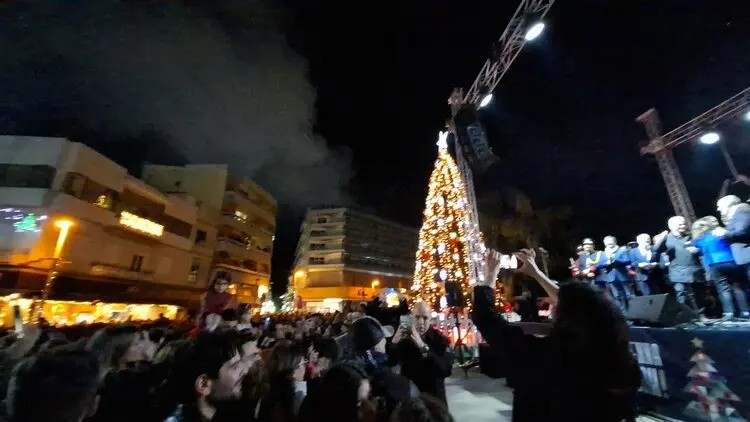 Φωταγωγήθηκε το Χριστουγεννιάτικο δέντρο στο Ηράκλειο