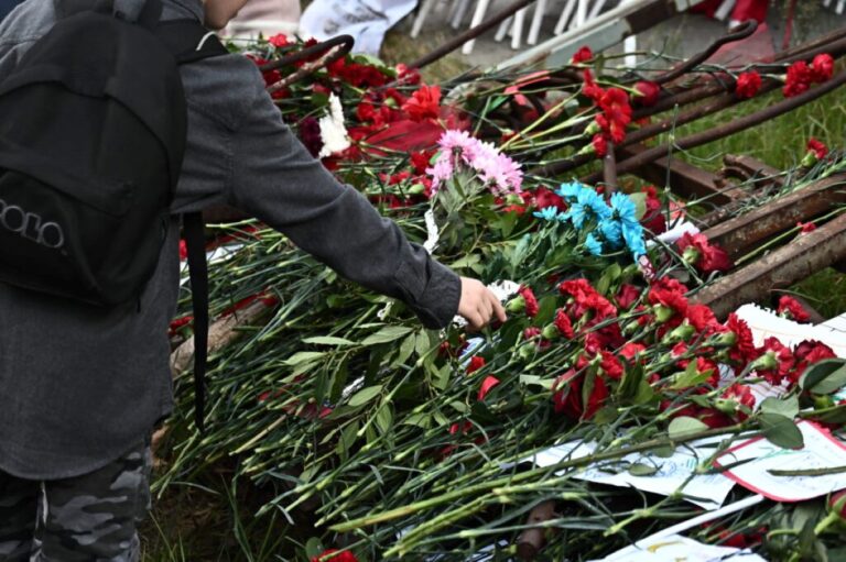 Οι Καρδιτσιώτες τιμούν την 51η Επέτειο του Πολυτεχνείου