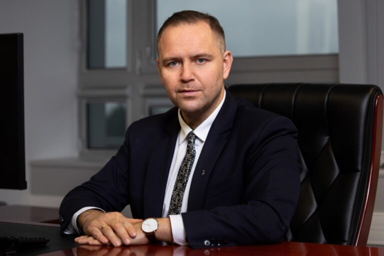 Το εθνικιστικό PiS της Πολωνίας επιλέγει ιστορικό ως υποψήφιο πρόεδρο