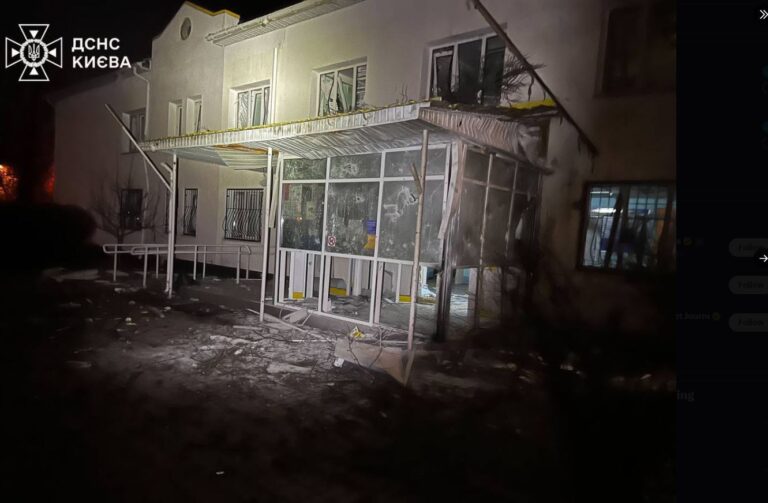 Ουκρανία: Στις φλόγες τυλίχθηκε κέντρο υγείας του Κιέβου μετά από ρωσική επιδρομή με drones – Ένας τραυματίας