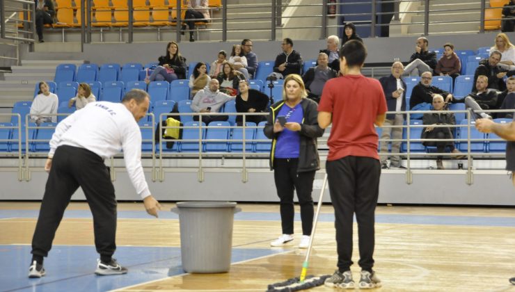 Χανιά: Γέμισε νερά το κλειστό γήπεδο του Κλαδισού από τη βροχή – Διακόπηκε ο αγώνας  πρωταθλήματος μπάσκετ
