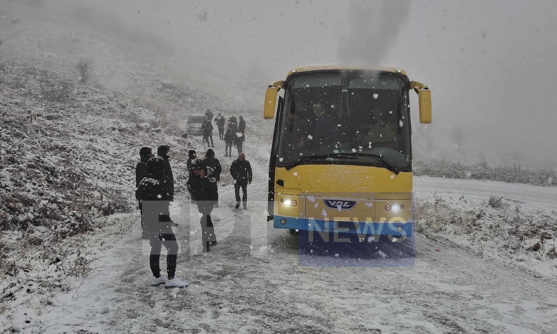 Καστοριά: Απεγκλωβίστηκαν επιβάτες λεωφορείου που «κόλλησε» στα χιόνια στην Κλεισούρα