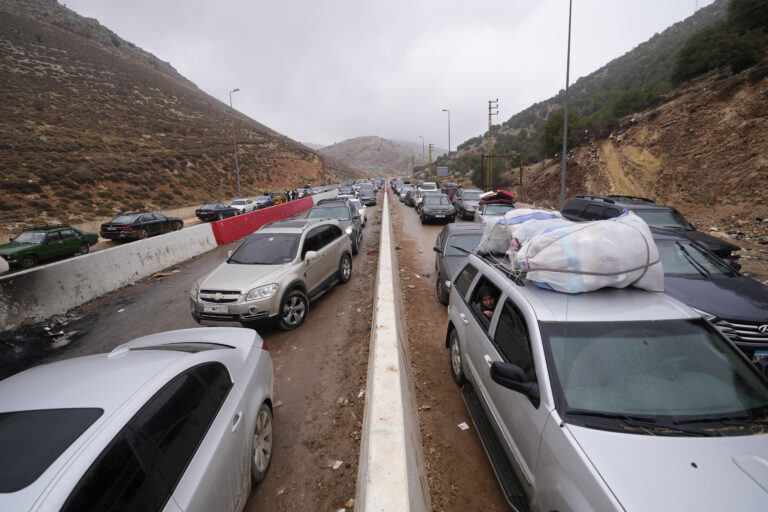 Δεκάδες χιλιάδες εκτοπισμένοι πολίτες επιστρέφουν στα σπίτια τους στον νότιο Λίβανο