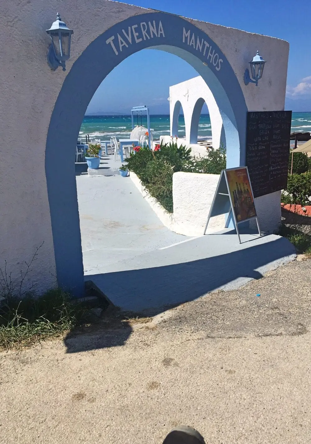 Κέρκυρα: Η ταβέρνα στην οποία έγραψε ο Douglas Adams το βιβλίο “Γυρίστε τον γαλαξία με ωτοστόπ”
