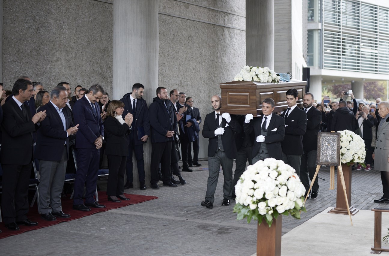 Σε κλίμα συγκίνησης το στερνό αντίο στον Γιάννη Μπουτάρη – Ακούστηκε για τελευταία φορά η φωνή του