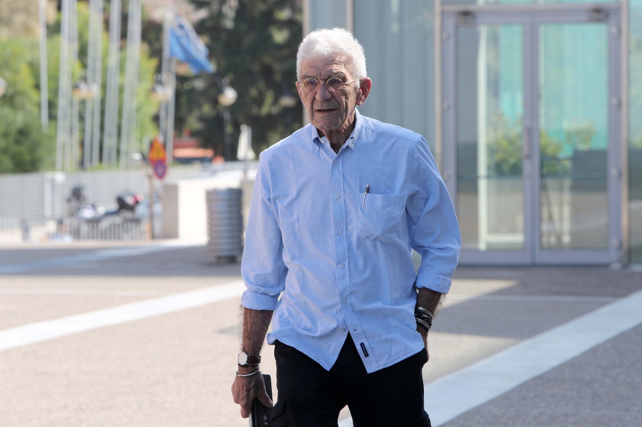 Γ.Μπουτάρης: Μεσίστιες κυματίζουν οι σημαίες στο δημαρχείο Θεσσαλονίκης