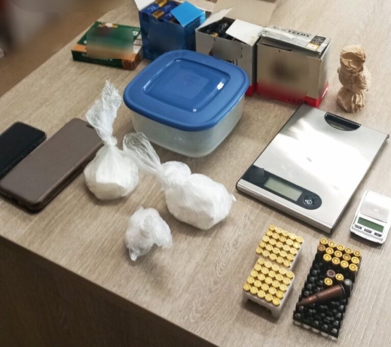 Ηράκλειο: Συνελήφθησαν γαμπρός και η μητέρα του λίγο πριν από το γάμο – Κατασχέθηκαν κοκαΐνη, σφαίρες και αγαλματίδιο