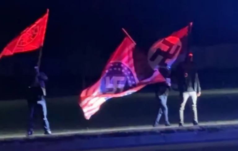 Μίσιγκαν: Μασκοφόροι με σημαίες των Ναζί διαδήλωσαν έξω από θέατρο, ενώ παιζόταν το «Ημερολόγιο της Άννας Φρανκ»