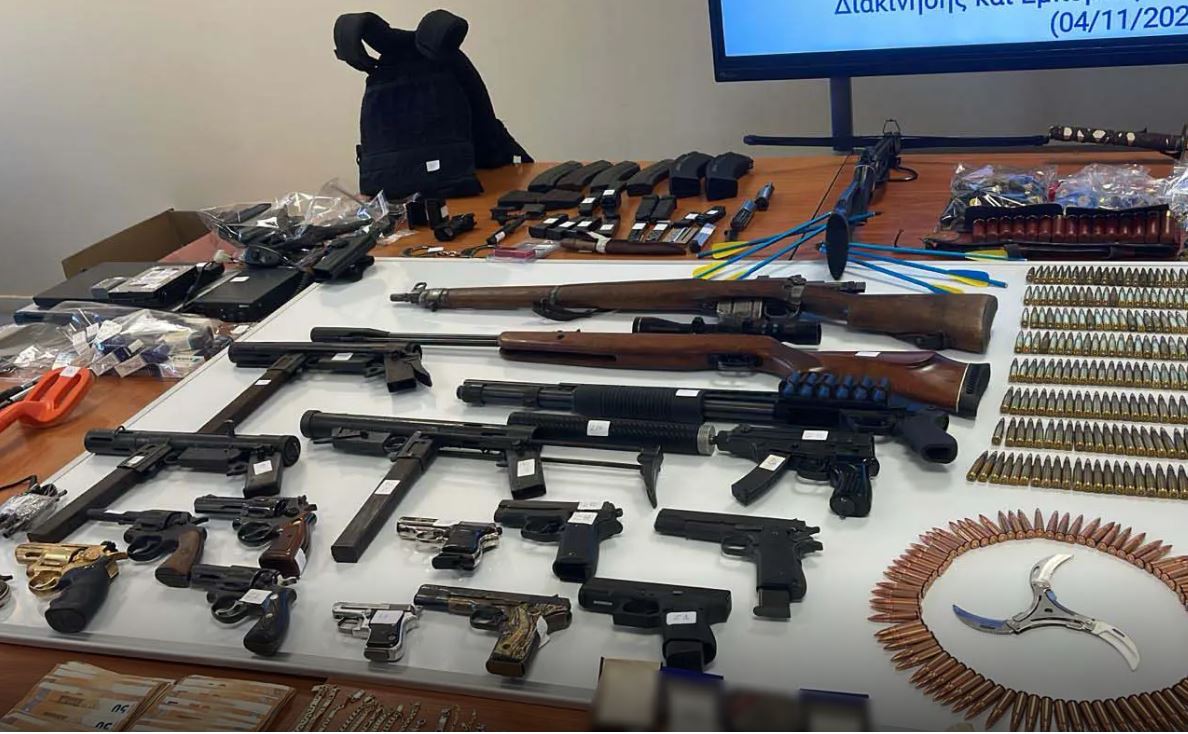 Κατασχέθηκε μεγάλος αριθμός πυροβόλων και πολεμικών όπλων και εκρηκτικών υλών στη Δυτική Αττική – Πέντε συλλήψεις από την Δ.Α.Ο.Ε