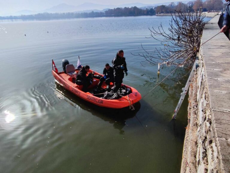 Ιωάννινα: Πολεμικό υλικό, οβίδες και γερμανικά κράνη στον βυθό της Παμβώτιδας