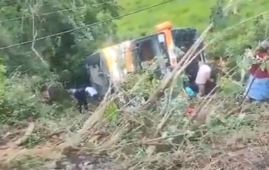 Τουλάχιστον 7 νεκροί και 30 τραυματίες σε τροχαίο με λεωφορείο Τουλάχιστον 7 νεκροί και 30 τραυματίες σε τροχαίο με λεωφορείο