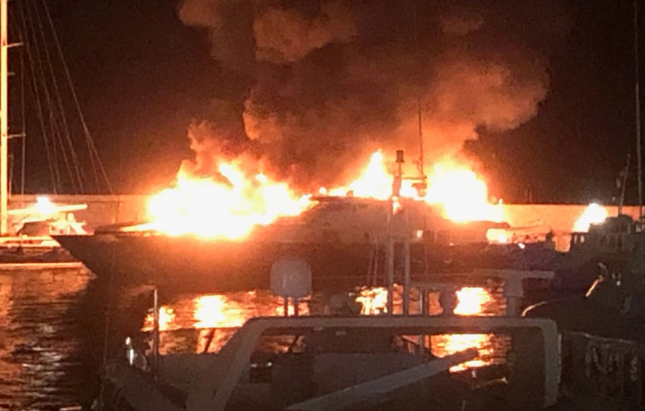 Χαλκιδική: Με υλικές ζημίες η πυρκαγιά σε δύο σκάφη στη μαρίνα του Πόρτο Καρράς