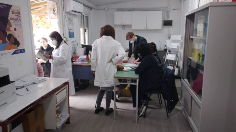 Εμβολιάστηκαν κατά της ιλαράς παιδιά Ρομά στον Δήμο Τρικκαίων
