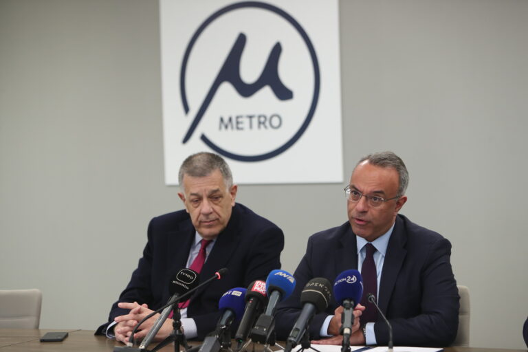 Θεσσαλονίκη: Ο Χ. Σταϊκούρας στα αποκαλυπτήρια του λογοτύπου του μετρό και στην υπογραφή για τη χρονομίσθωση 159 λεωφορείων του ΟΑΣΘ