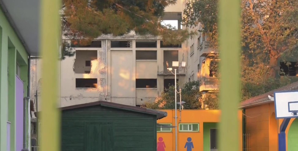 Εγκαταλελειμμένο κτίριο «απειλεί» το 2ο Δημοτικό Σχολείο Σίνδου – Καταρρέουν τοίχοι, πέφτουν σοβάδες