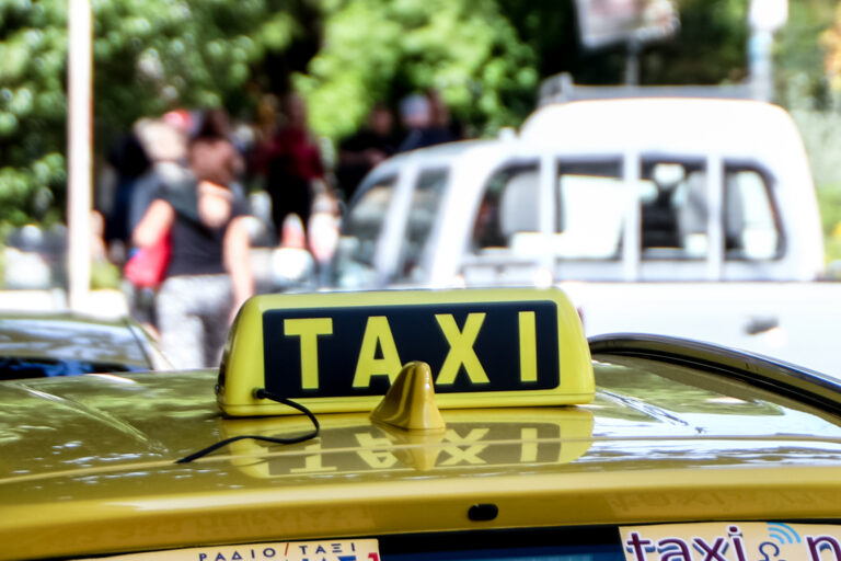 AAΔE: Πρόστιμο 1.000 ευρώ από Δευτέρα στους οδηγούς ταξί που δεν έχουν το αυτοκόλλητο για πληρωμές με POS στο τζάμι του οχήματος