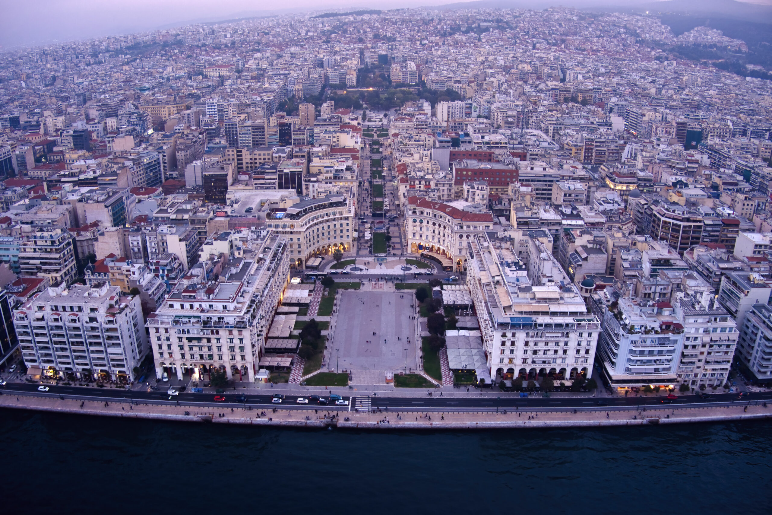 Θεσσαλονίκη: Η Λευκή Νύχτα από τον Εμπορικό Σύλλογο με κεντρικό σλόγκαν «Φωτίζουμε τη νύχτα της πόλης»