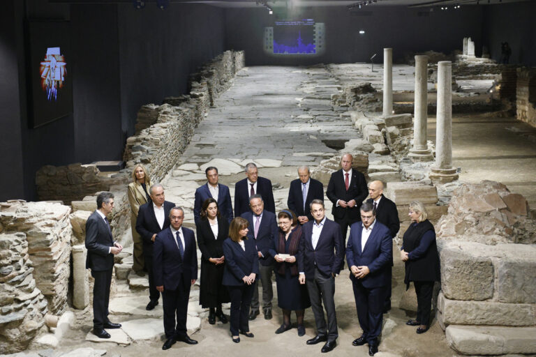 H τελετή αποκάλυψης του Σταθμού Βενιζέλου του μετρό Θεσσαλονίκης – Η ΠτΔ και ο Πρωθυπουργός ξεναγήθηκαν στα αρχαία ευρήματα