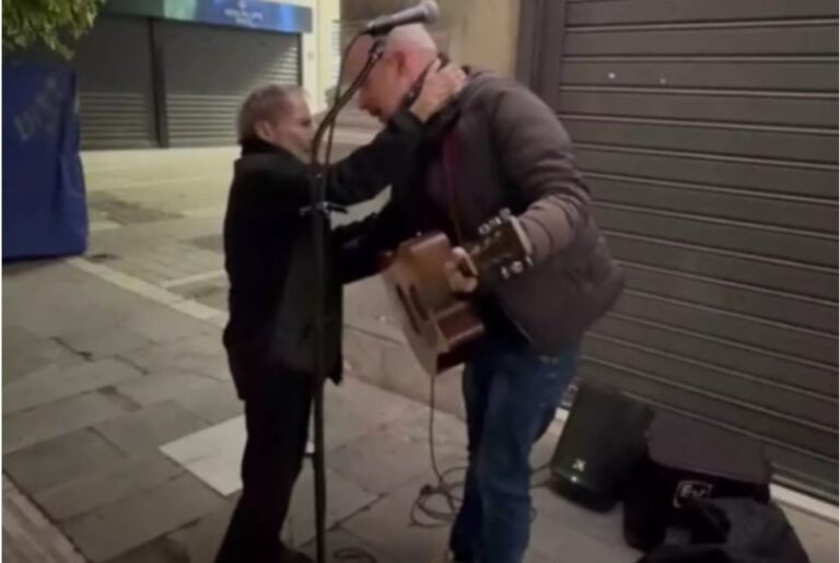 Ο Στ. Ξαρχάκος αγκαλιά με πλανόδιο μουσικό που ερμήνευε το «Ήτανε μια φορά» – Η συγκινητική στιγμή και η ιστορία του τραγουδιού