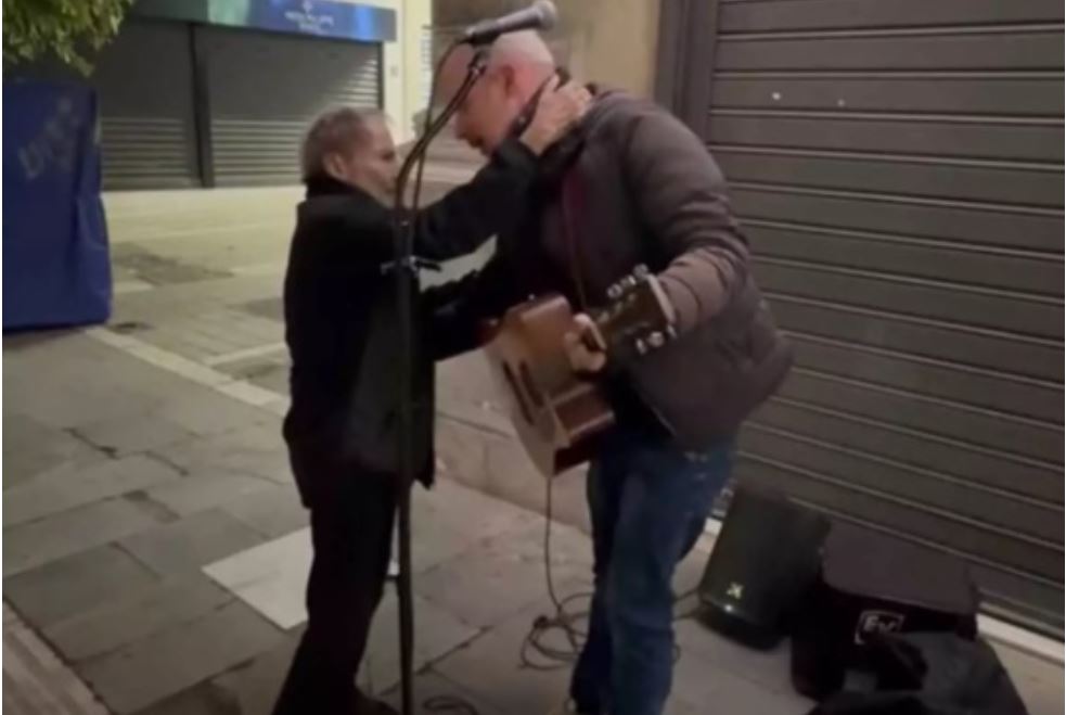 Μαν. Ρακιντζής, πλανόδιος μουσικός στο Πρώτο: Τι έγινε ρε φίλε; είπα – Με αγκάλιασε ο Ξαρχάκος; Ένιωσα ανατριχίλα (audio)
