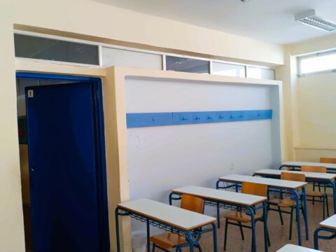 Σέρρες: Απολογείται ο 16χρονος για τον θανάσιμο τραυματισμό του 17χρονου – Η αδερφή και φίλοι του θύματος με πανό έξω από τα δικαστήρια