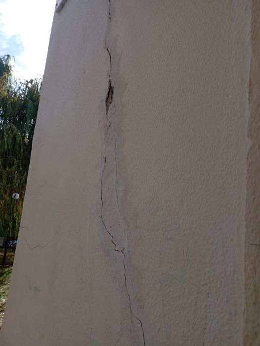 Πτολεμαΐδα: Ρωγμές στην εσωτερική και εξωτερική τοιχοποιία της Δημοτικής Βιβλιοθήκης  