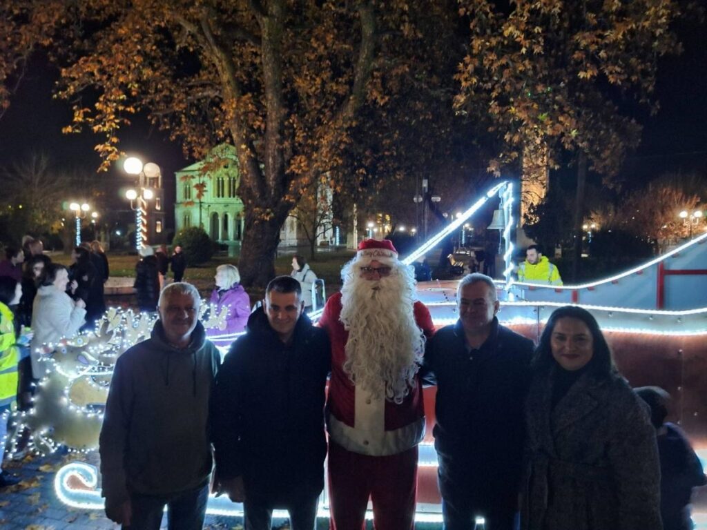 Λάρισα: Με έλκηθρο ο Άη Βασίλης στον Τύρναβο και στον Αμπελώνα