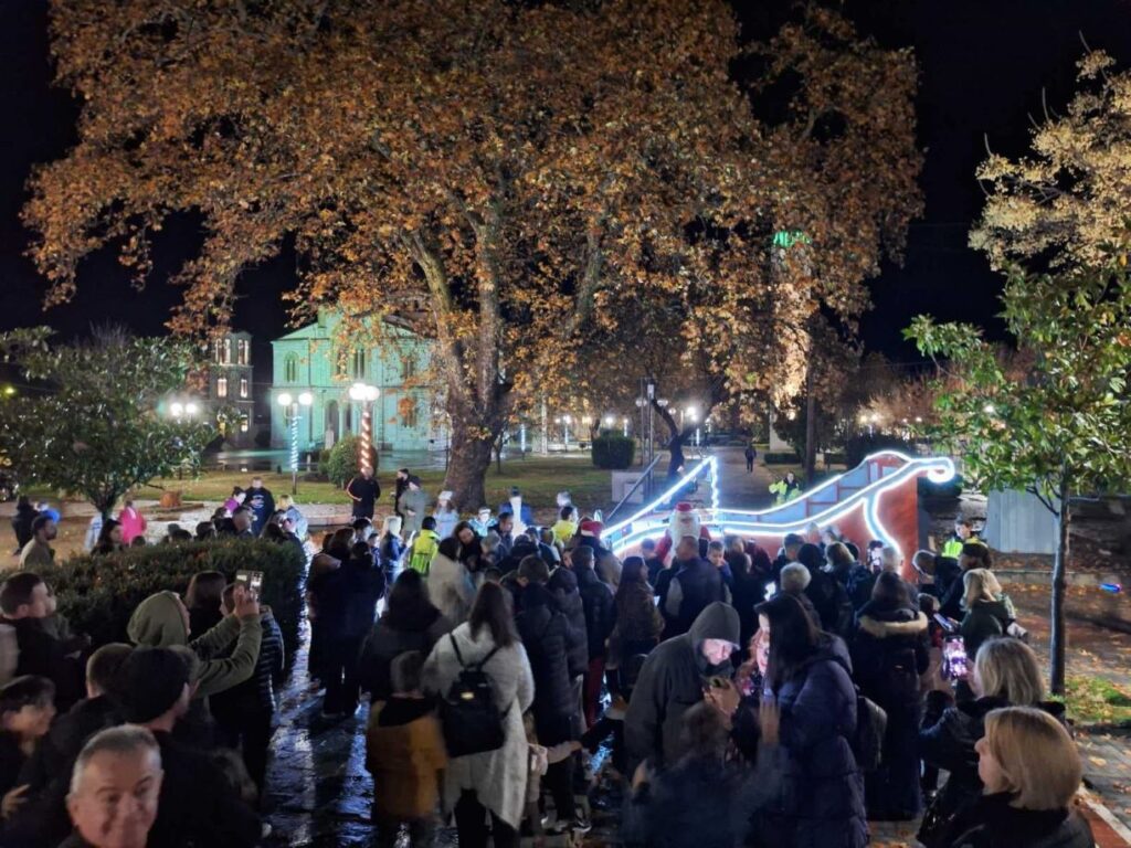 Λάρισα: Με έλκηθρο ο Άη Βασίλης στον Τύρναβο και στον Αμπελώνα