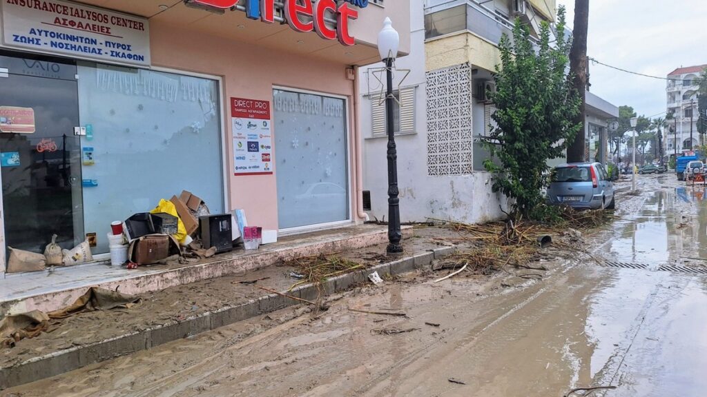 Ενεργοποιούνται τα πρώτα μέτρα στήριξης των πληγέντων από τις πλημμύρες στη Ρόδο