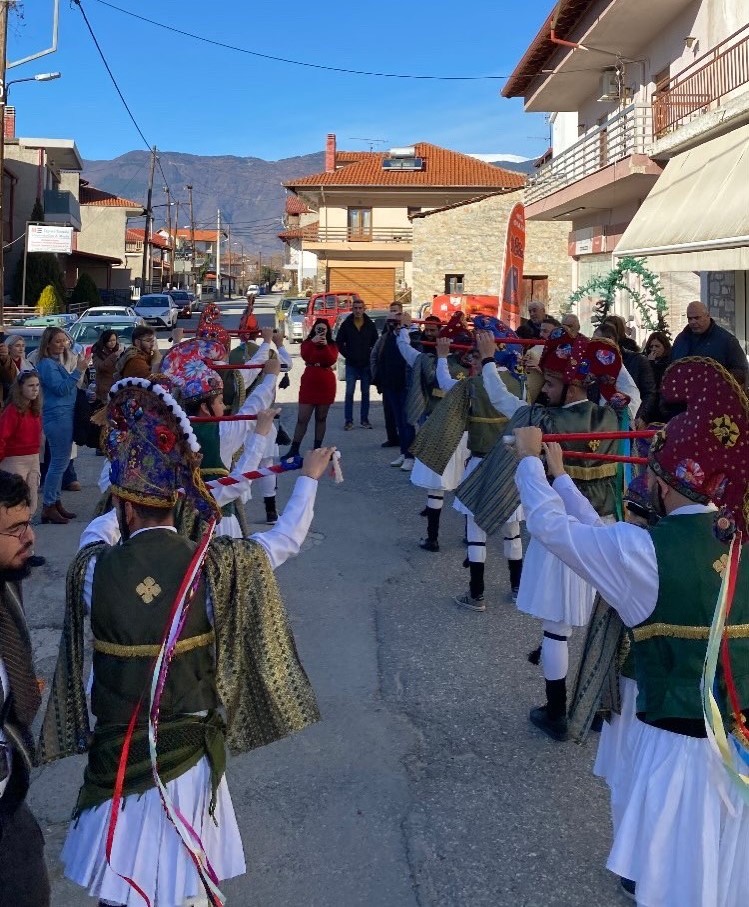 Το χριστουγεννιάτικο ποντιακό έθιμο “Οι Μωμόγεροι” στην Ελασσόνα