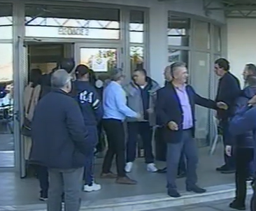 Λάρισα: Επίθεση στον Κ. Αγοραστό από συγγενείς θυμάτων των Τεμπών