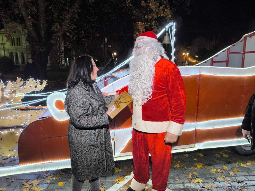 Λάρισα: Με έλκηθρο ο Άη Βασίλης στον Τύρναβο και στον Αμπελώνα