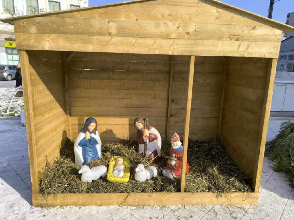 Στα γιορτινά ντύθηκε ο Δήμος Τυρνάβου