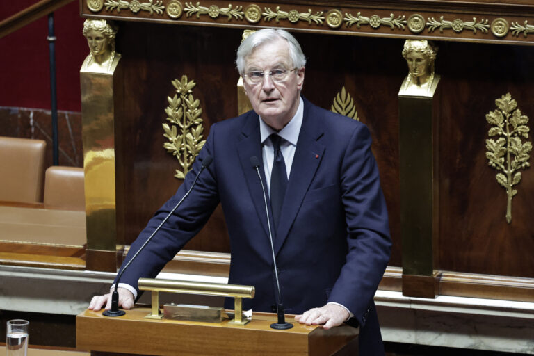 Γαλλία: Στα πρόθυρα κατάρρευσης η κυβέρνηση Μπαρνιέ – Τα σενάρια για την επόμενη ημέρα