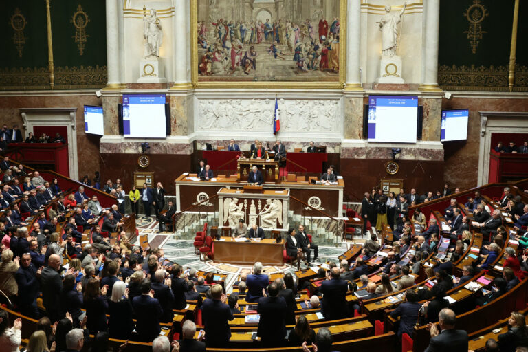 Η Γαλλία υπό την απειλή δημοσιονομικού χάους – Γιατί οι αγορές και η ΕΕ δεν πανικοβάλλονται… ακόμη