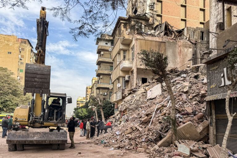 Τουλάχιστον 8 νεκροί από κατάρρευση πολυκατοικίας στο Κάιρο