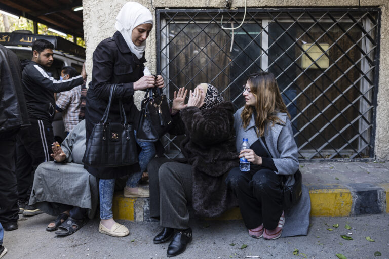 Επιστρέφουν χιλιάδες πρόσφυγες στη Συρία – Σιίτες και Αλεβίτες φεύγουν φοβούμενοι τους τζιχαντιστές