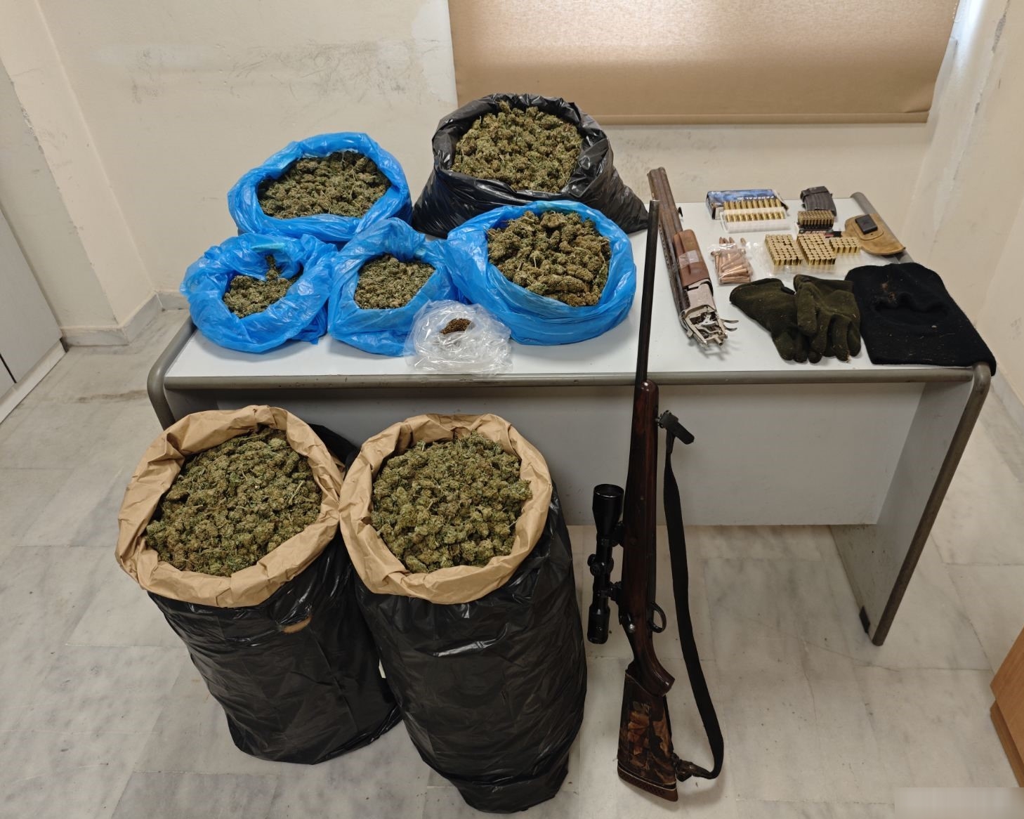 Χανιά: Μεγάλη επιχείρηση με όπλα και ναρκωτικά – 17 κιλά κάνναβη κατείχαν 22χρονος και 35χρονος (φωτό)