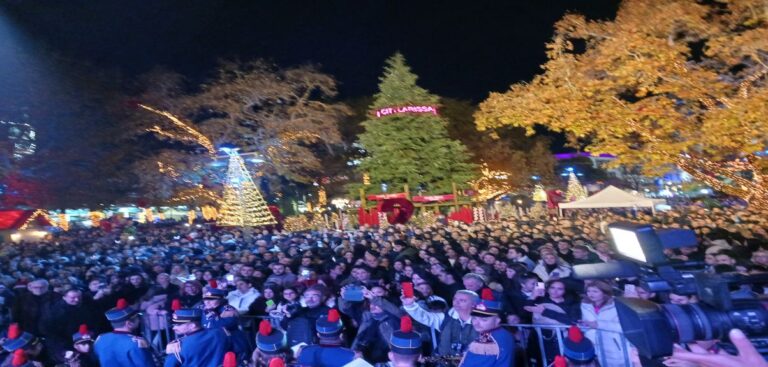 Η Λάρισα «φωτίστηκε» περιμένοντας τα Χριστούγεννα