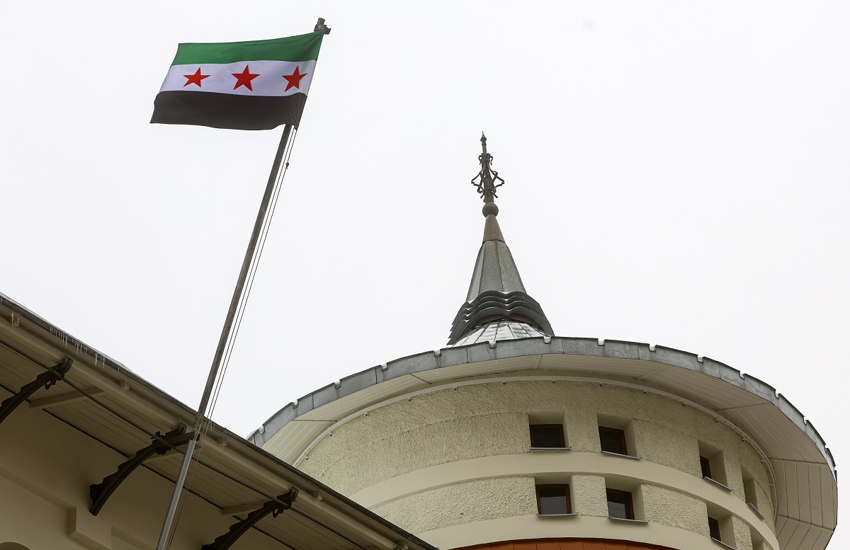 Ρωσία: Η σημαία της συριακής αντιπολίτευσης υψώθηκε στη συριακή πρεσβεία στη Μόσχα Ρωσία: Η σημαία της συριακής αντιπολίτευσης υψώθηκε στη συριακή πρεσβεία στη Μόσχα