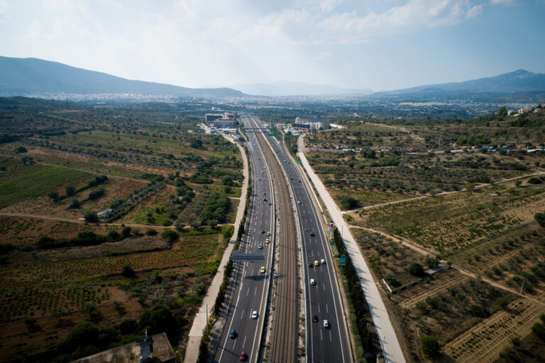 Ουρές στην Αττική Οδό λόγω εκροής τσιμέντου – Κλειστές λωρίδες και καθυστερήσεις
